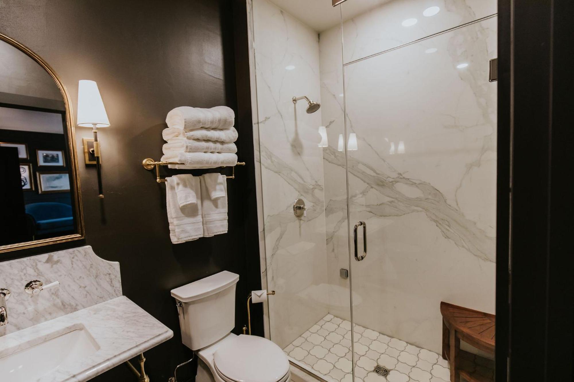 Hatchery Hotel & Event Center Ла-Кросс Экстерьер фото